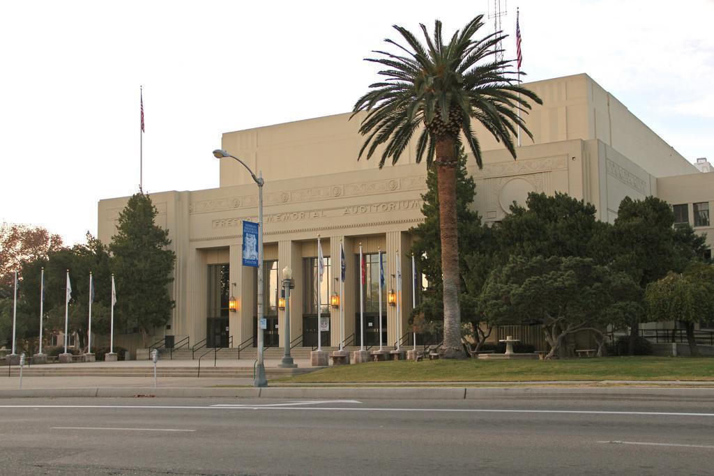 How did Memorial Auditorium get dragged into the Tower Theatre controversy?